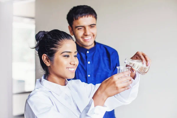 Indická žena učitel provádění vědecký experiment v chemis — Stock fotografie