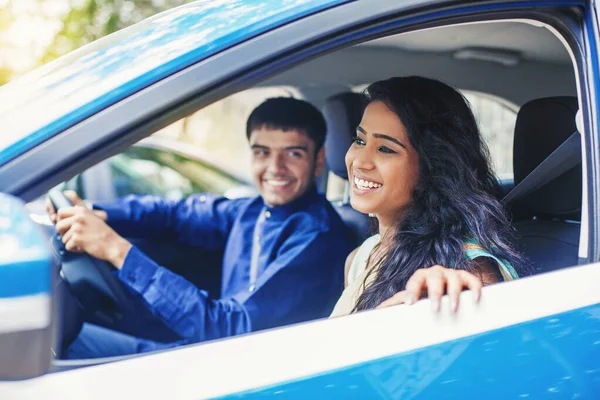 Beautiful Indian woman riding in a cab with a driver — Stock Photo, Image