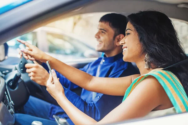 Beautiful Indian Woman Car Showing Directions Driver While Using App —  Fotos de Stock