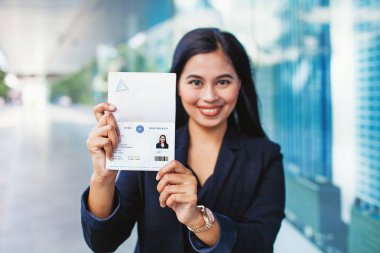 Pasaportunda geçerli vize ve çalışma izni olan Asyalı bir kadın