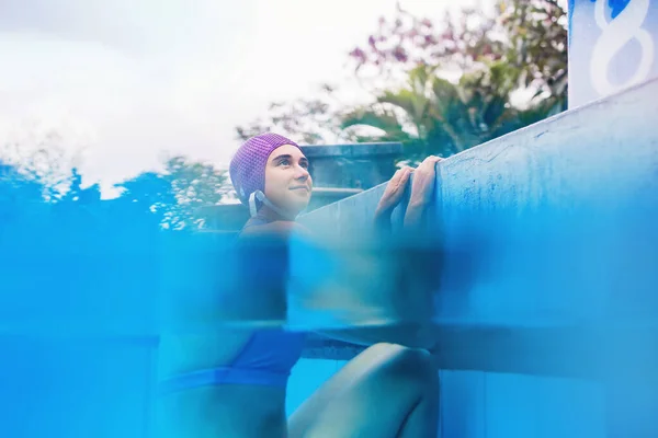 Mulher Caucasiana Gorro Natação Vintage Descansando Beira Piscina — Fotografia de Stock