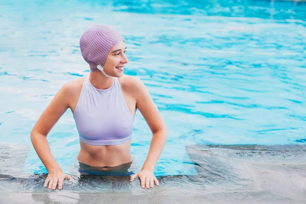 Mulher Muito Jovem Touca Natação Descansando Lado Piscina — Fotografia de Stock