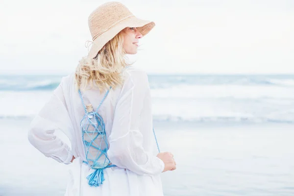 Jonge vrouw dragen herbruikbare organische no-plastic glazen fles als — Stockfoto