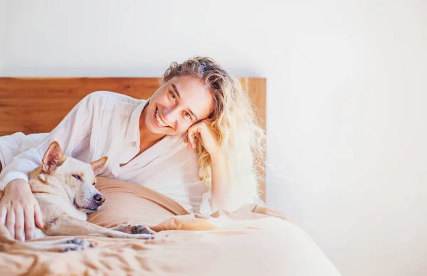 Beautiful Caucasian Woman Hugging Her Mongrel Dog Pet Bed — Stock Photo, Image