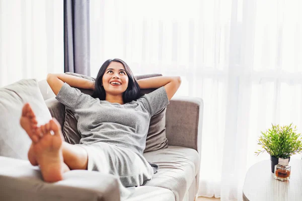 Una Guapa Mujer Joven Asiática Que Relaja Sofá Solo — Foto de Stock