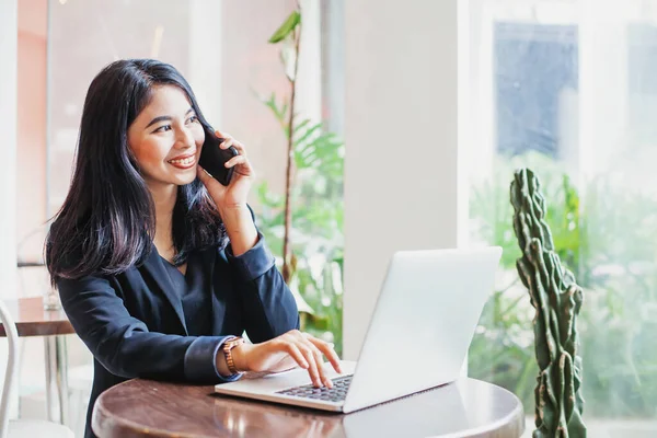 Mujer Asiática Hablando Por Teléfono Trabajando Ordenador Portátil Café —  Fotos de Stock