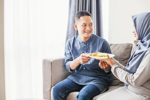 Muçulmano sudeste asiático mulher dando comida para ela marido — Fotografia de Stock