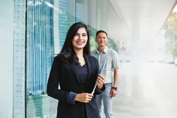 Dos exitosos trabajadores de oficina asiáticos mirando adelante — Foto de Stock