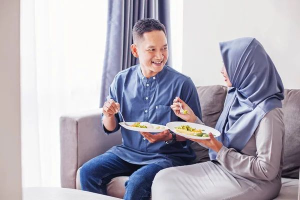 Beautiful southeast asian couple eating together and talking at — Stock Photo, Image