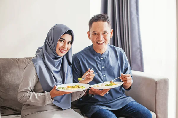 Schöne muslimische südostasiatische Paar zusammen essen, suchen — Stockfoto