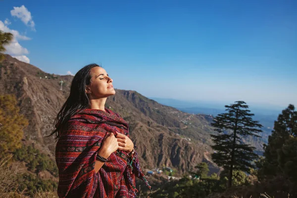 Bella donna con gli occhi chiusi di fronte alle montagne dell'Himalaya — Foto Stock