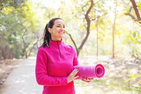 Frau Die Hält Yogamatte Park — Stockfoto