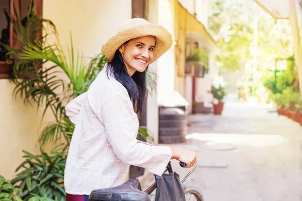 Mulher bonita em seus 40 anos andando de bicicleta na colônia tranquila — Fotografia de Stock