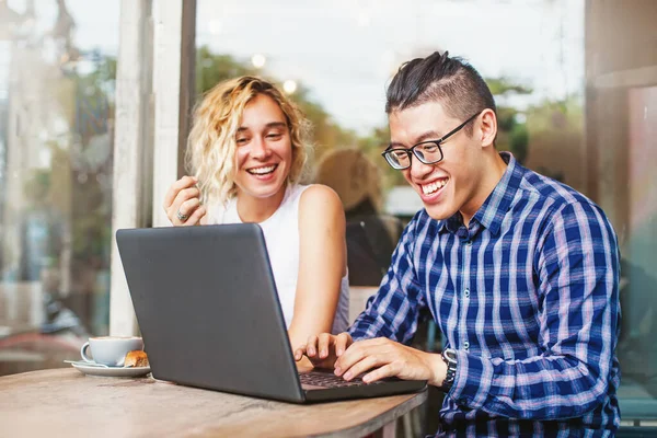 Pasangan Multirasial Menggunakan Laptop Dan Tertawa — Stok Foto