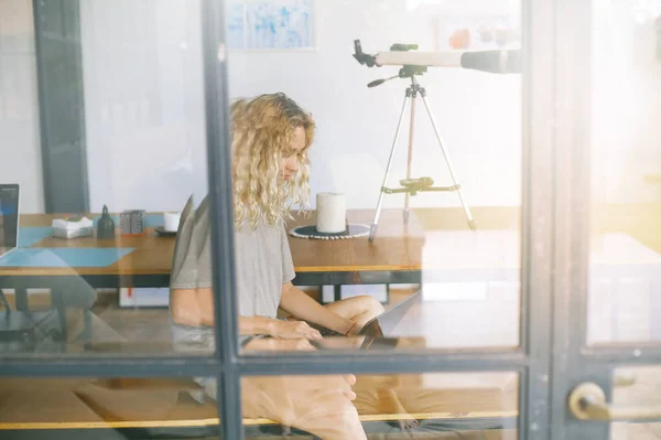 Ung Kvinna Som Arbetar Bärbar Dator Genom Fönstret — Stockfoto