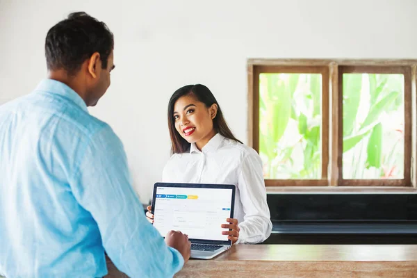 Hermosa Mujer Asiática Presentándose Una Pantalla Portátil Durante Una Reunión — Foto de Stock