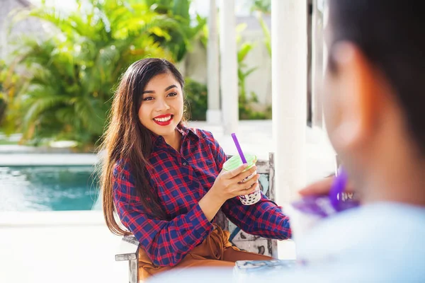 Schattig Indonesisch Meisje Drinken Bubble Thee Met Vriend Praten — Stockfoto