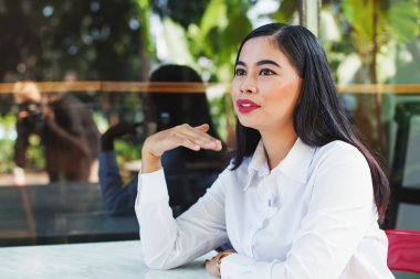 Yazın ofis kıyafetleri içinde kendini seksi hisseden Asyalı kadın.