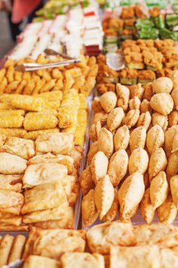 Jakarta 'daki Ramazan sokak pazarında çeşitli atıştırmalıklar satılıyor