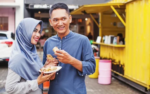 Счастливая Мусульманская Индонезийская Пара Питающаяся Нездоровой Уличной Едой Улице Джакарты — стоковое фото