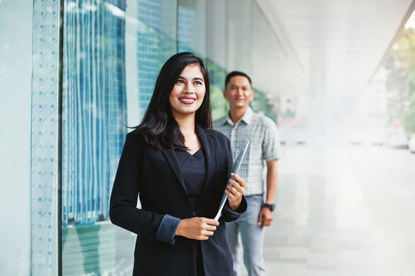 Två Framgångsrika Asiatiska Kontorsarbetare Ser Fram Emot — Stockfoto