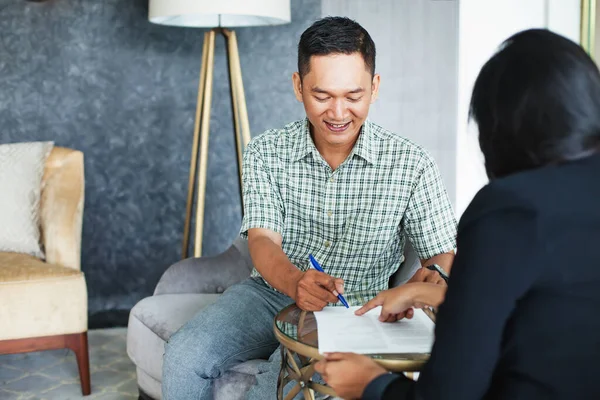 Cliente Uomo Indonesiano Firma Contratto Una Riunione — Foto Stock