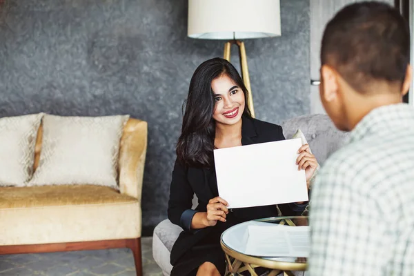 Mujer Asiática Mostrando Papel Blanco Cliente — Foto de Stock