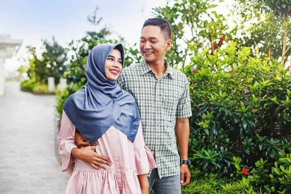 Schöne Muslimische Indonesische Paar Fuß Einem Park Und Reden — Stockfoto