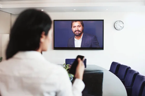 Jovem Indiana Fazendo Videoconferência Com Diretor Sua Empresa Line Uma — Fotografia de Stock