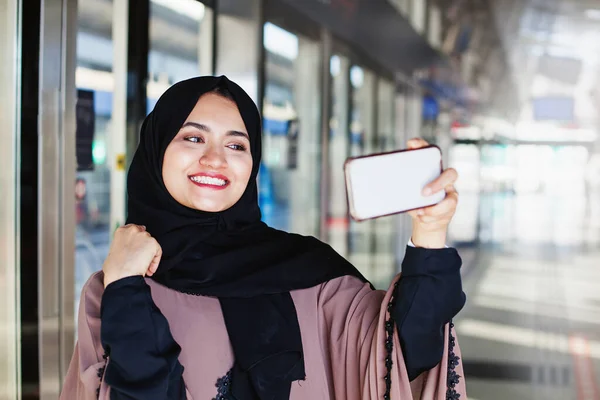 Schöne Muslimin Macht Selfie Auf Bahn Station Dubai — Stockfoto