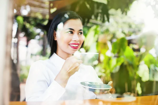 Joven Asiática Bebiendo Café Vista Por Ventana — Foto de Stock