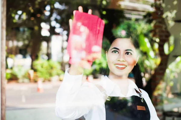 Hermosa Mujer Asiática Trabajando Como Criada Limpiando Vidrio Con Paño — Foto de Stock