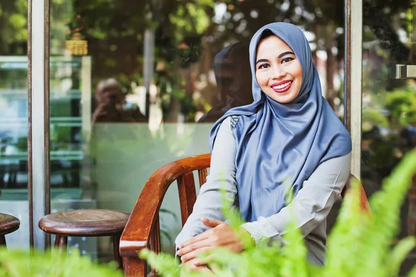 Hermosa Mujer Indonesia Treinta Años Sentada Una Silla Café Mirando — Foto de Stock