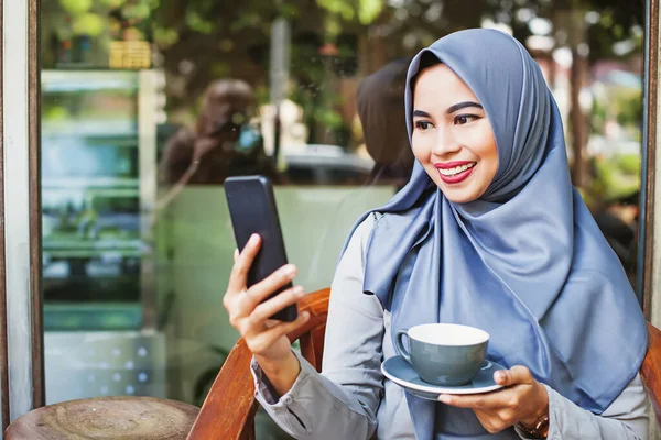 Hübsche Indonesierin Trinkt Kaffee Und Spricht Videoanruf — Stockfoto