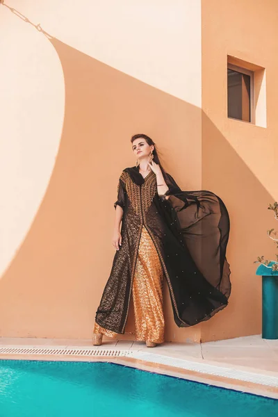 Όμορφη Χαριτωμένη Καυκάσιος Γυναίκα Φορώντας Abaya Ύφασμα Που Ρέει Έναν — Φωτογραφία Αρχείου