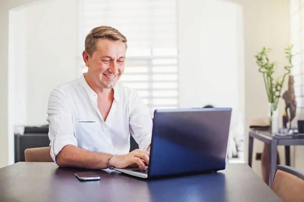 Красивий Білий Чоловік Використовуючи Ноутбук Сидить Своїм Столом Офісі — стокове фото