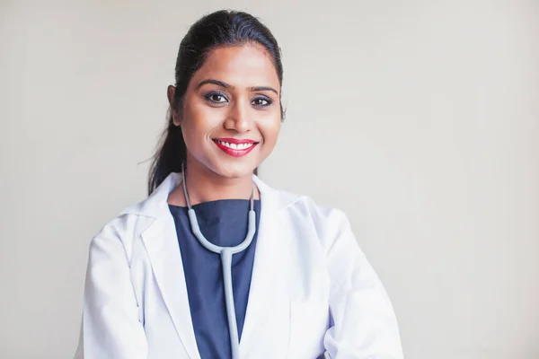 Retrato Mulher Indiana Trabalhando Como Médico Sorrindo Olhando Para Câmera — Fotografia de Stock