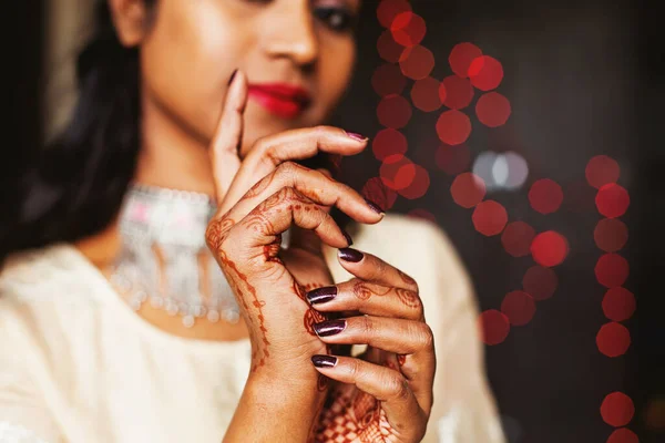 Primer Plano Mujer India Con Diseño Henna Mehendi Sus Manos —  Fotos de Stock