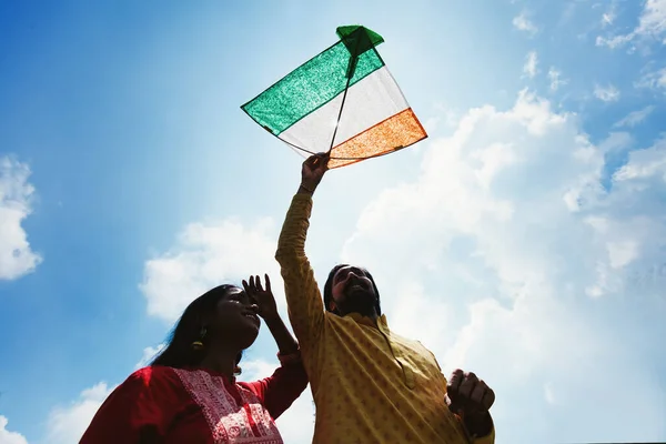 Coppia Indiana Che Batte Aquilone Tricolore Bandiera Indiana Durante Giorno — Foto Stock