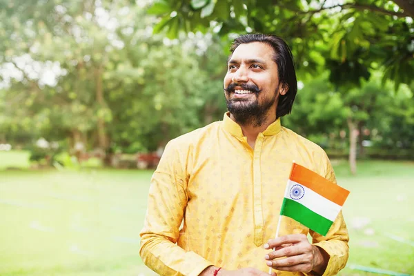 Indiai Férfi Etnikai Ruhában Indiai Zászlót Tartva Nemzeti Ünnepen Függetlenség — Stock Fotó