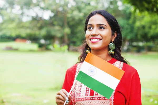 Indián Etnickém Oděvu Držící Indickou Vlajku Národní Oslavě Den Nezávislosti — Stock fotografie