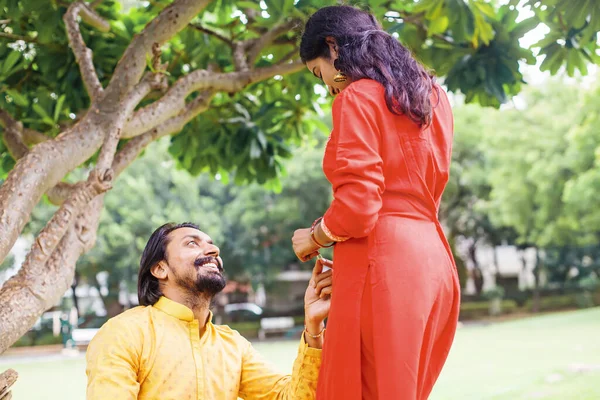 Indiano Homem Ajoelhado Para Pedir Sua Namorada Casamento Jardim — Fotografia de Stock