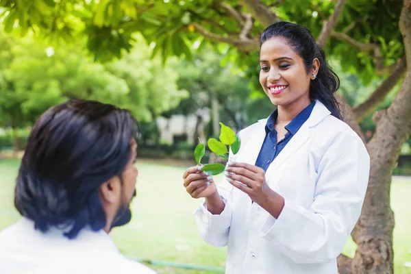植物学 生物学についての講演を屋外で行うインドの女性科学者 — ストック写真