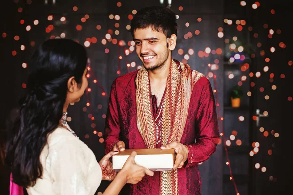 Bonito Homem Indiano Roupas Étnicas Festivas Tradicionais Dando Presente Uma — Fotografia de Stock