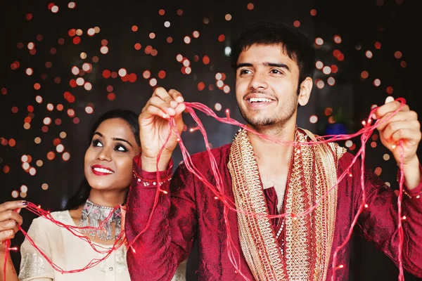 Casal Indiano Decorando Sua Casa Com Luzes Elétricas Para Celebração — Fotografia de Stock