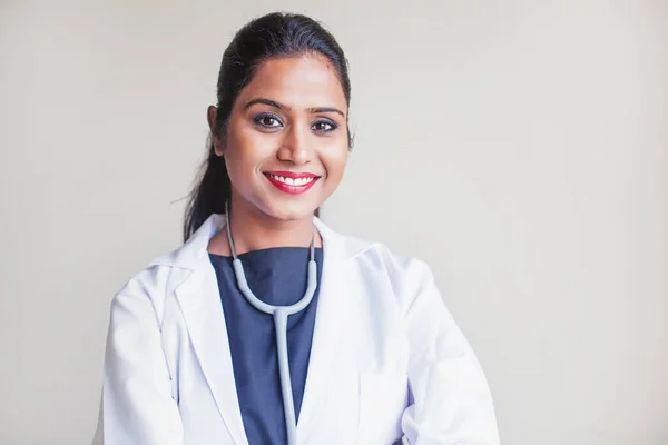 Retrato Mujer India Trabajando Como Médico Sonriendo Mirando Cámara — Foto de Stock
