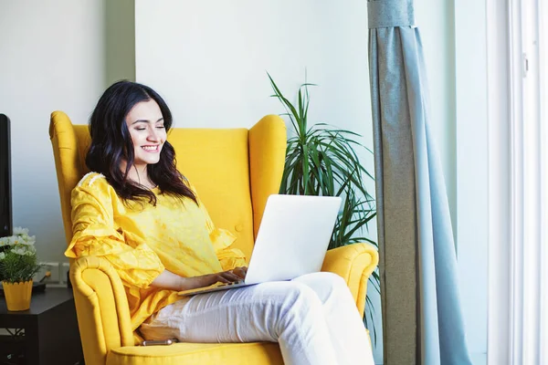 Mujer India Joven Usando Portátil Casa Mientras Está Sentada Sillón — Foto de Stock