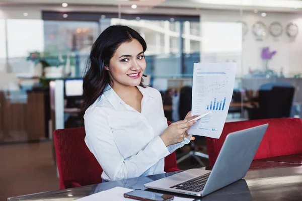 Mujer India Joven Mostrando Hoja Informativa Fondo Haciéndose Pasar Por — Foto de Stock