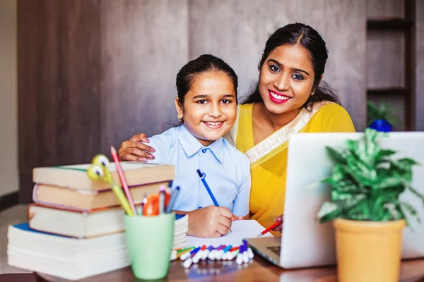 Indische Mutter Und Ihre Tochter Posieren Bei Den Hausaufgaben Mit — Stockfoto