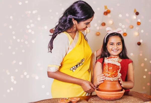 Bela Mãe Filha Indiana Orando Fazendo Puja Com Kalasha Dias — Fotografia de Stock